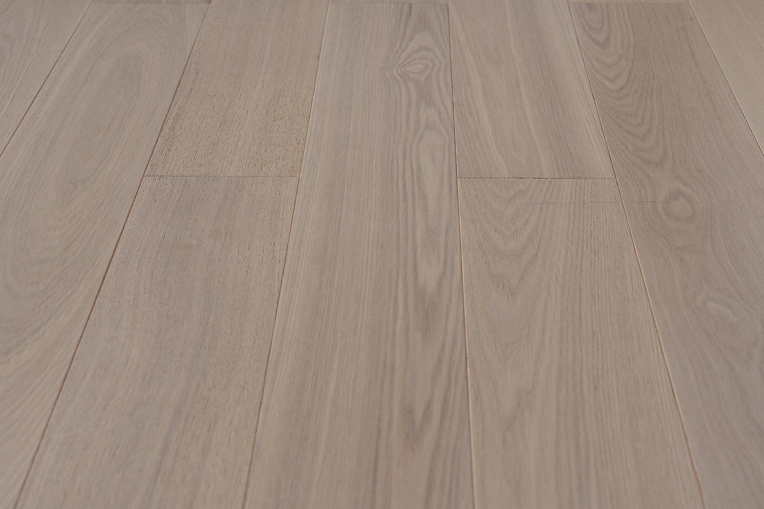 Паркетная доска AmberWood/Амбер Вуд Фьюжен Ясень Беленый Рустик браш, лак 909х125х14 мм (0,909 м2/упак)